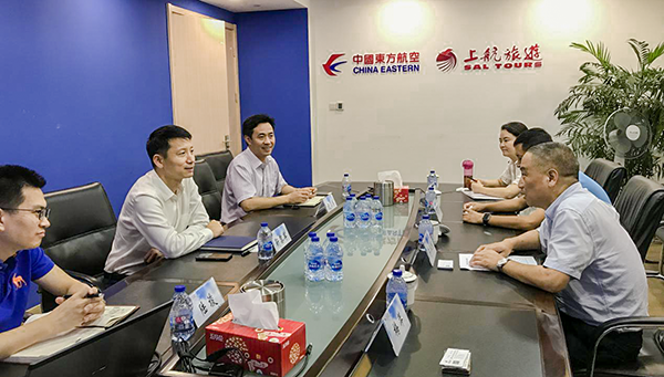 7月9日，集團公司董事長李漢東、副總經(jīng)理龔勇一行前往上航假期國際旅行社總部，拜訪上航假期總經(jīng)理靳黎軍，雙方就下一步開展更加深入的合作進行了洽談。市場營銷部、經(jīng)營管理部相關負責人陪同參加。.png