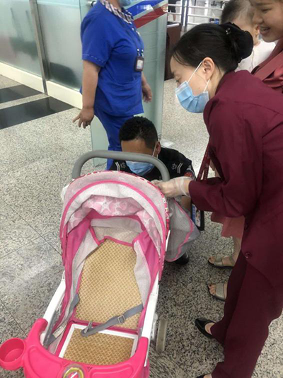 圖片1.png“真情服務(wù)”是讓旅客更加安心、放心、舒心的出行。行查室作為部門進(jìn)港服務(wù)的最后一個(gè)環(huán)節(jié)，在日常工作中也很注重服務(wù)細(xì)節(jié)。6月10日，行查室工作人員幫助旅客打開嬰兒車，為她排憂解難。.png