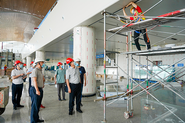 1654046460230220.jpg 市國(guó)資委敬東陽主任帶隊(duì)調(diào)研綿陽機(jī)場(chǎng)T2航站樓2.jpg