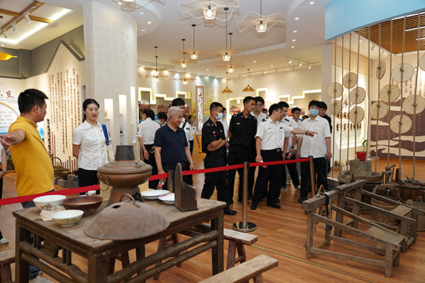 “助力鄉(xiāng)村振興，踐行艱苦奮斗” 將新員工黨性教育活動(dòng)搬到對(duì)口幫扶村.jpg