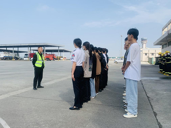 綿陽機場安檢站對閬中機場、民航校  實習生開展軍訓.png