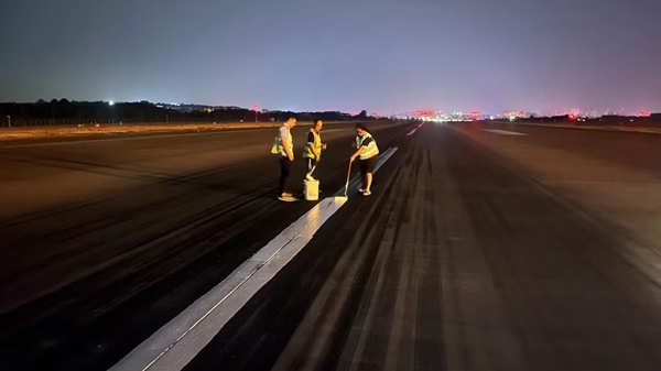 深夜，航班結(jié)束后，工作人員對(duì)跑道中心線進(jìn)行復(fù)新_副本.jpg